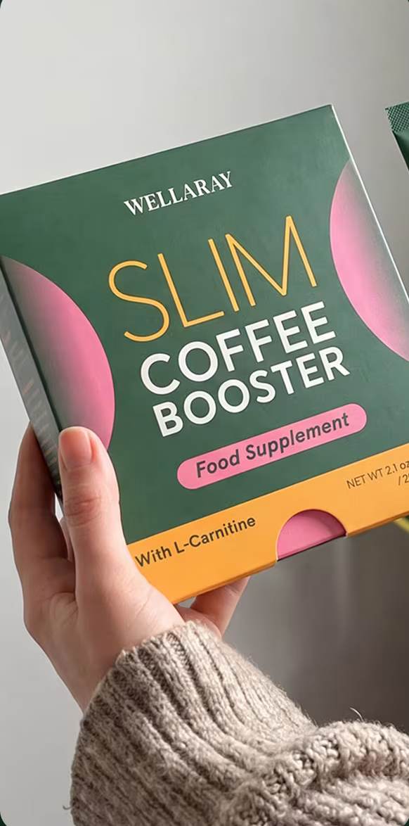 Main tenant une boĂźte de Wellaray Slim Coffee Booster